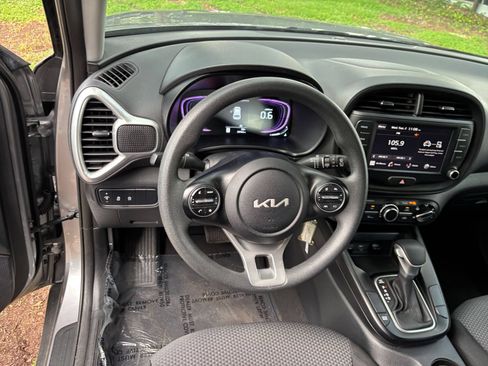 Used 2025 Kia Soul LX w/ LX Technology Package FWD image 31