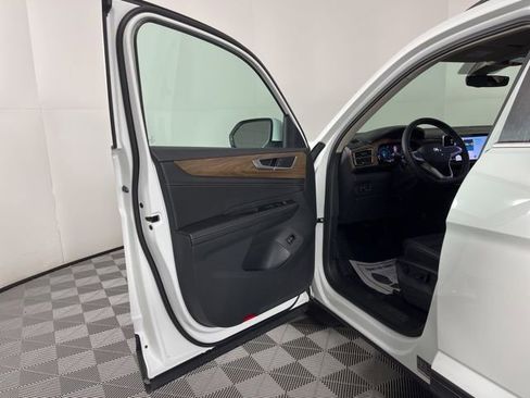 Used 2025 Volkswagen Atlas SE image 17