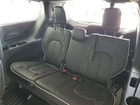 Used 2025 Chrysler Pacifica Limited FWD image 13