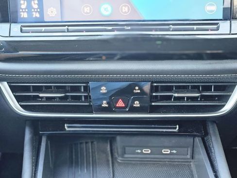 Used 2025 Volkswagen Atlas SE FWD image 24