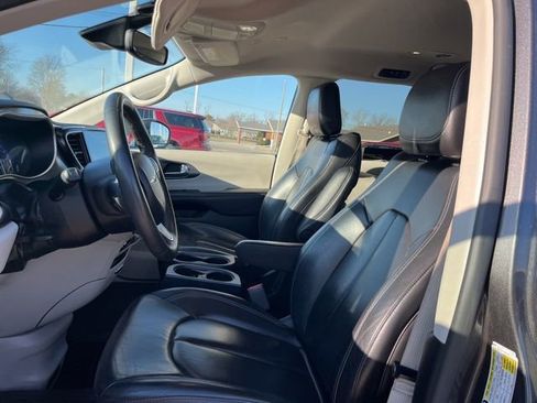 Used 2022 Chrysler Pacifica Touring-L FWD image 11