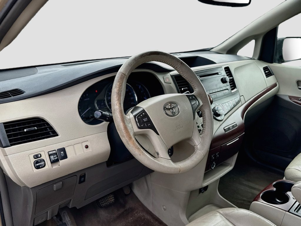 Used 2013 Toyota Sienna XLE FWD image 9