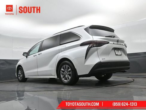 Used 2025 Toyota Sienna XLE FWD image 49