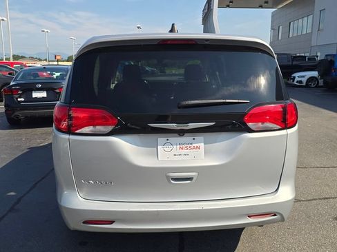Used 2022 Chrysler Voyager LX FWD image 4