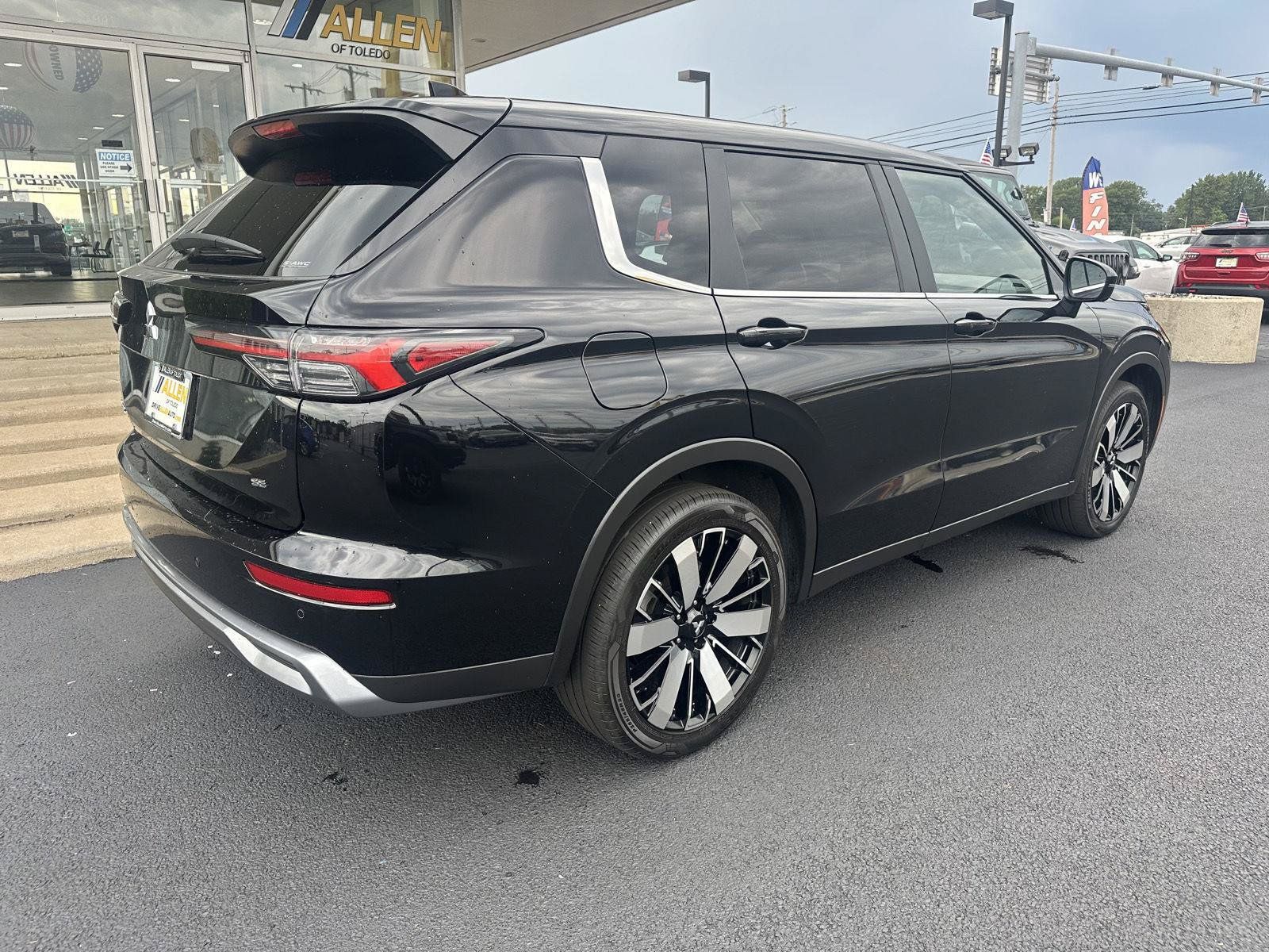 Used 2025 Mitsubishi Outlander AWD image 12