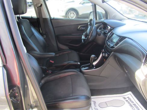 Used 2020 Chevrolet Trax LT w/ LT Convenience Package AWD/4WD image 11