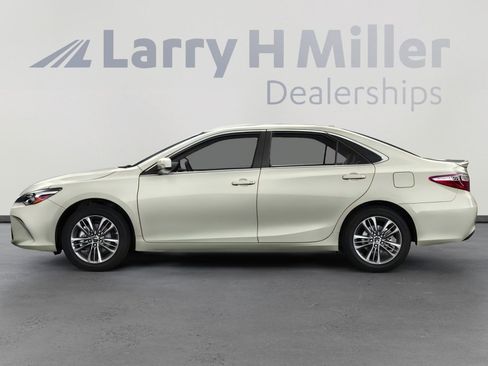 Used 2017 Toyota Camry SE w/ Moonroof Package image 3