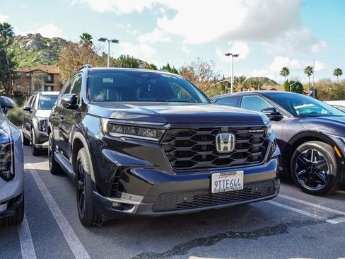 Used 2025 Honda Pilot Black Edition image 2