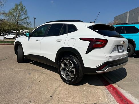 Used 2025 Chevrolet Trax LT image 8