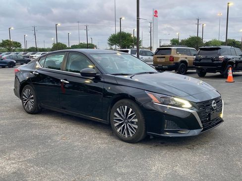 Used 2025 Nissan Altima 2.5 SV image 3