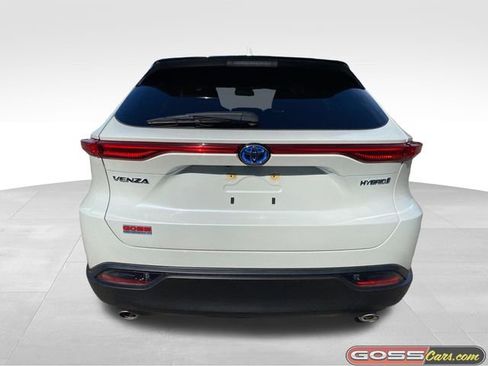 Used 2022 Toyota Venza LE image 4