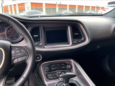 Used 2018 Dodge Challenger SXT image 6