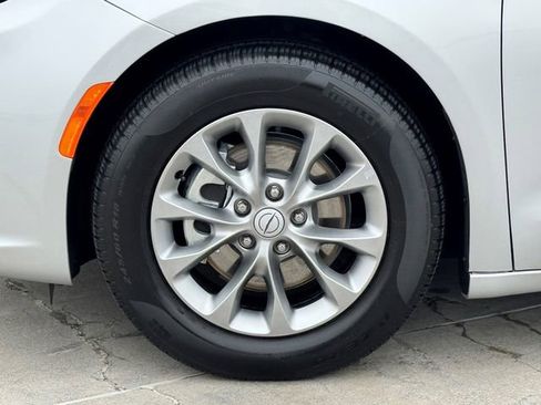 Used 2026 Chrysler Pacifica Limited image 7