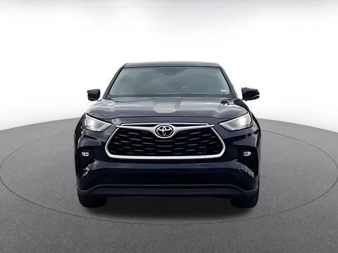 Used 2025 Toyota Highlander LE FWD image 4