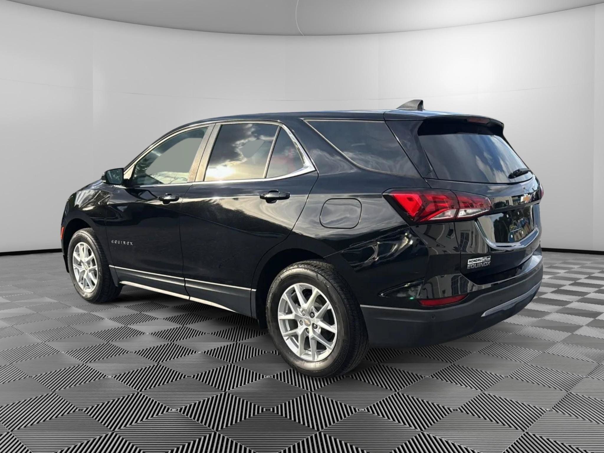 Used 2023 Chevrolet Equinox LT AWD/4WD image 3