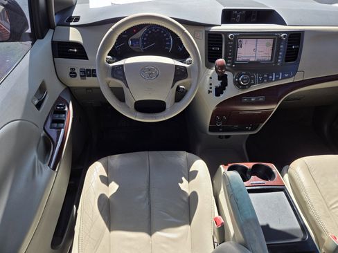 Used 2011 Toyota Sienna XLE w/ Premium Pkg image 10