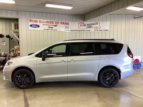 New 2026 Chrysler Pacifica Limited AWD/4WD image 2
