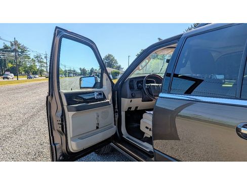 Used 2016 Lincoln Navigator Reserve image 9