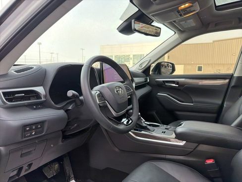 Used 2024 Toyota Highlander Platinum image 17
