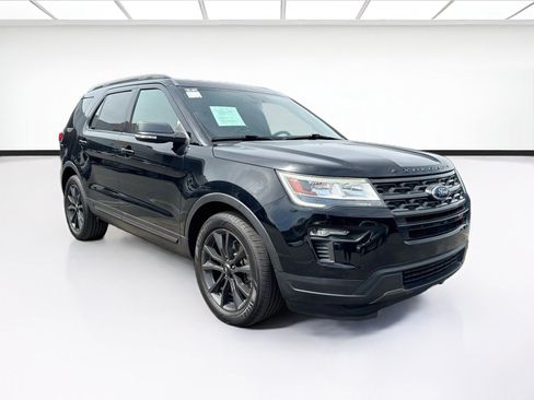 Used 2018 Ford Explorer XLT w/ Equipment Group 202A FWD image 3
