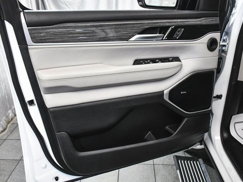 Used 2022 Jeep Wagoneer Series III w/ Premium Group I image 9