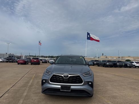 Used 2021 Toyota Highlander XLE FWD image 5