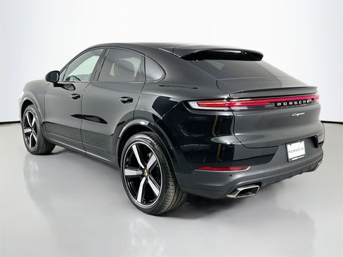 Certified 2025 Porsche Cayenne image 3
