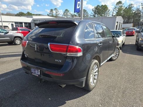 Used 2013 Lincoln MKX FWD image 3