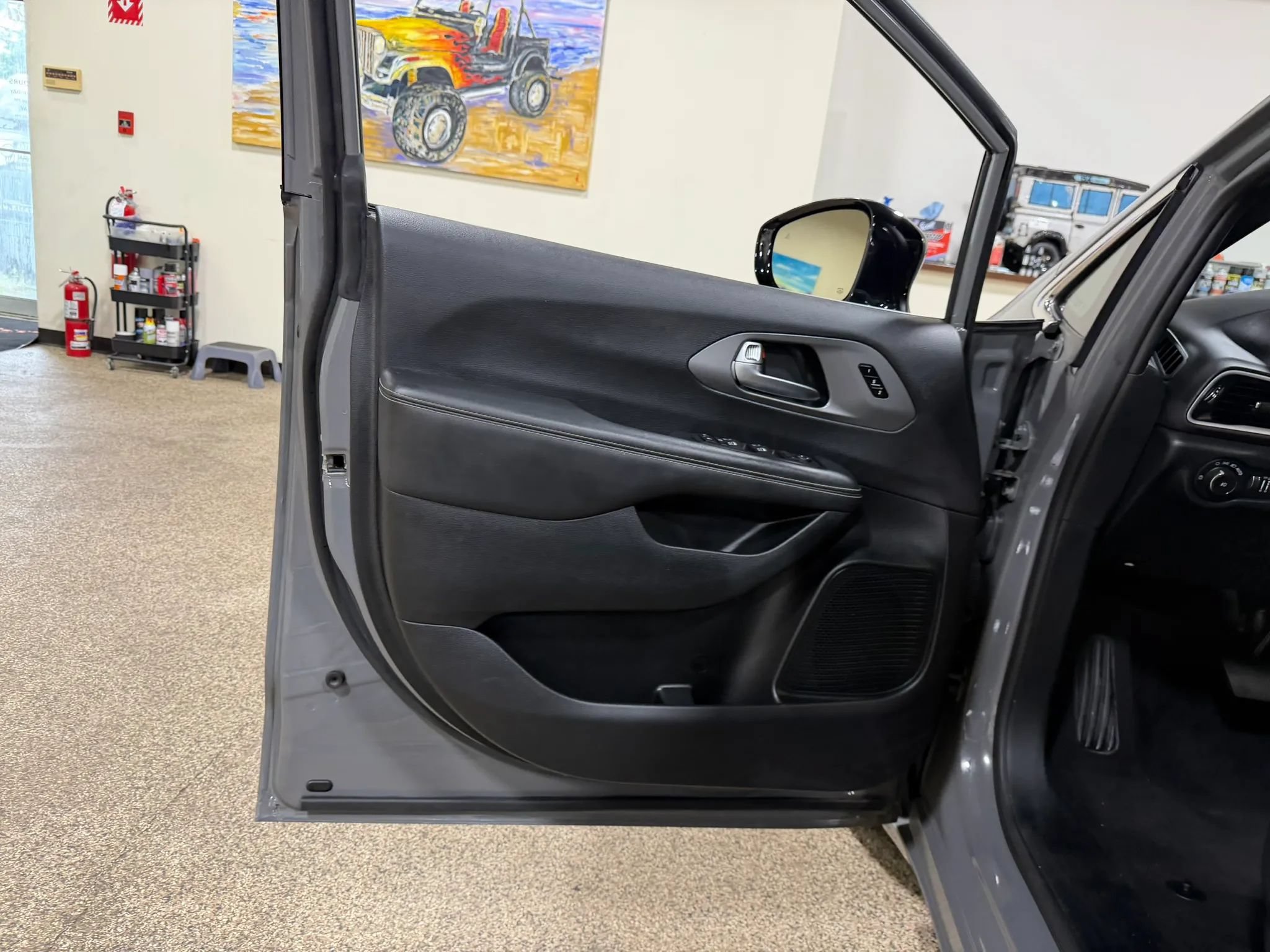 Used 2025 Chrysler Pacifica Select FWD image 26