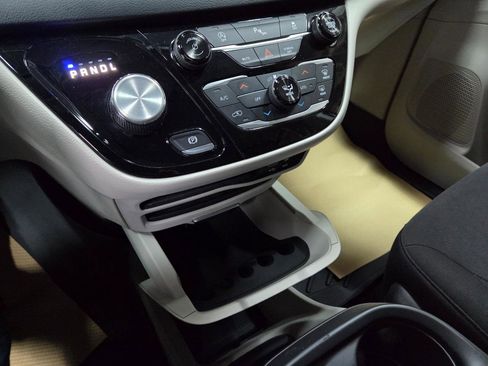 Used 2018 Chrysler Pacifica Touring Plus w/ Tire & Wheel Group image 25