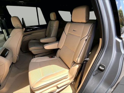 Used 2024 Cadillac Escalade Premium Luxury AWD/4WD image 21