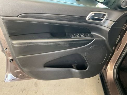 Used 2019 Jeep Grand Cherokee Laredo AWD/4WD image 4