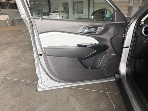 Used 2025 Chevrolet Trax LT FWD image 18
