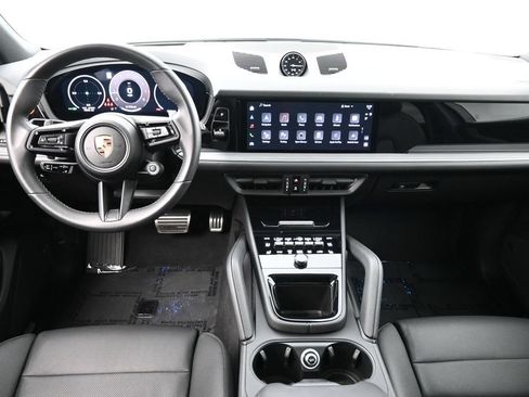 Certified 2025 Porsche Cayenne AWD/4WD image 6