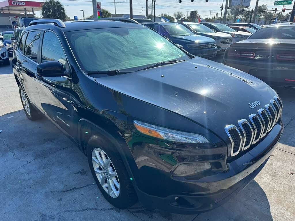 Used 2018 Jeep Cherokee Latitude AWD/4WD image 5