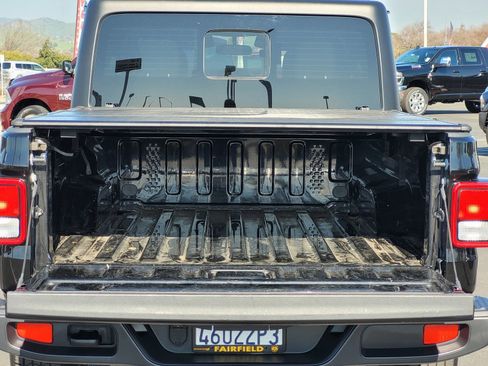 Used 2022 Jeep Gladiator Sport image 18