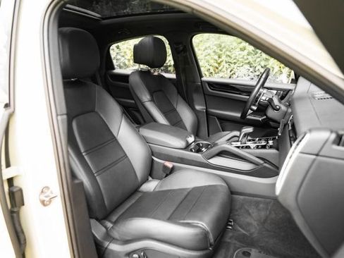Used 2022 Porsche Cayenne Coupe AWD/4WD image 24