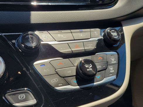 Used 2024 Chrysler Pacifica Touring-L FWD image 30