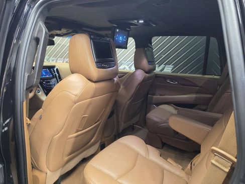 Used 2017 Cadillac Escalade Platinum RWD image 31