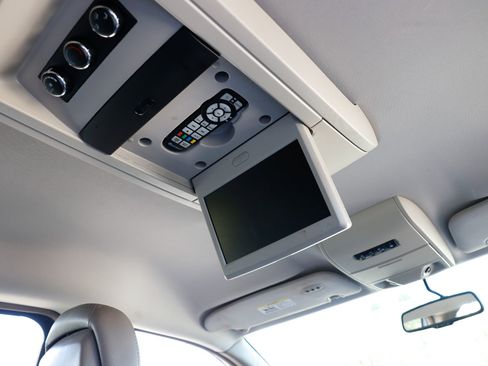 Used 2016 Chrysler Town & Country Touring image 27