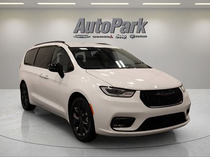 New 2026 Chrysler Pacifica Select w/ S Appearance Package