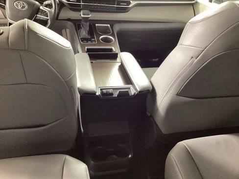 Used 2024 Toyota Sienna XLE FWD image 32
