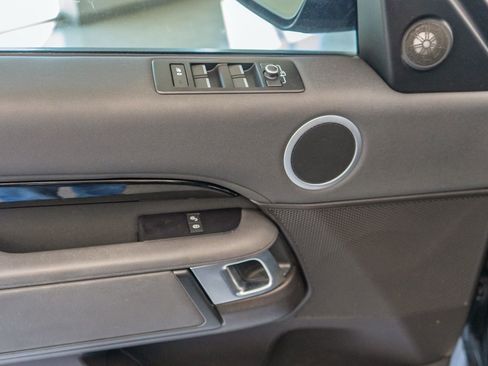 Used 2018 Land Rover Discovery SE image 13