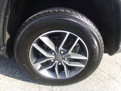 Used 2019 Jeep Grand Cherokee Limited image 16