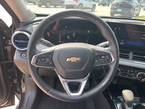 Used 2025 Chevrolet Trax LT w/ LT Convenience Package FWD image 17