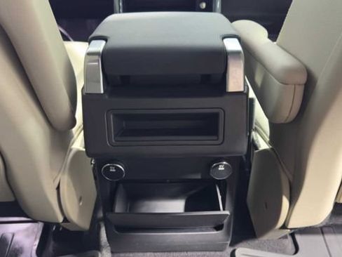 Used 2017 Land Rover Discovery SE AWD/4WD image 16