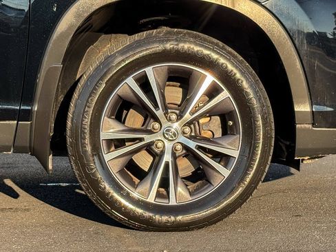 Used 2019 Toyota Highlander LE w/ Carpet Mat Package (TMS) AWD/4WD image 10