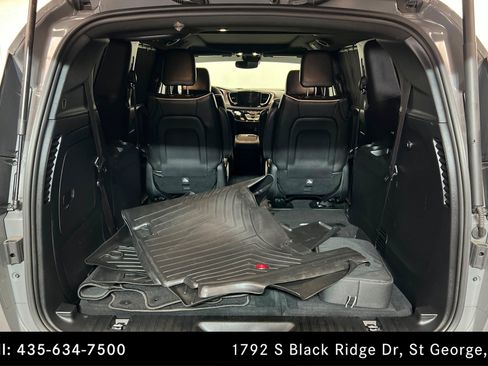 Used 2023 Chrysler Pacifica Limited w/ Uconnect Theater Family Group FWD image 21