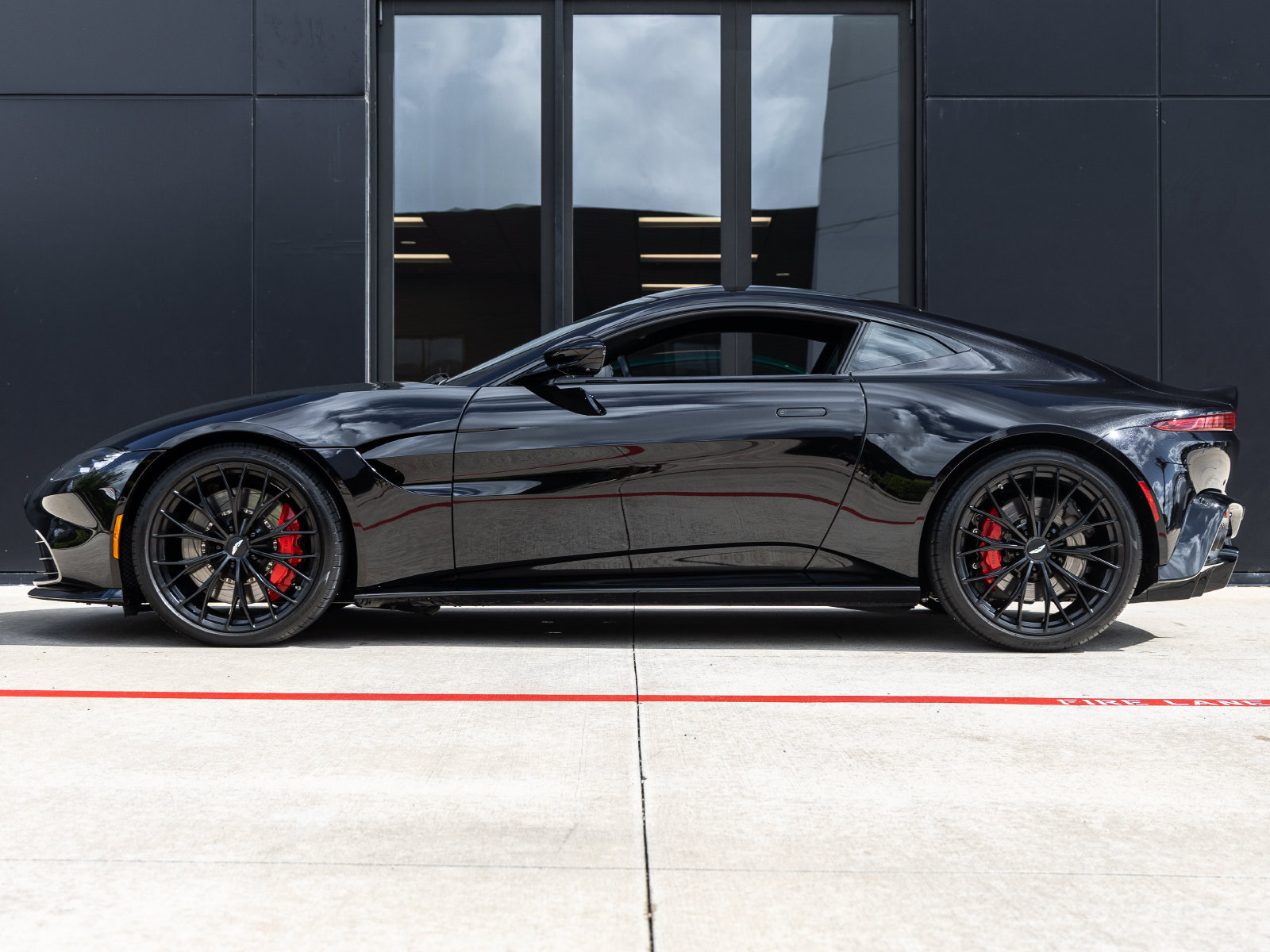 Used 2023 Aston Martin V8 Vantage Coupe RWD image 9
