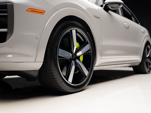 Used 2025 Porsche Cayenne Turbo image 77